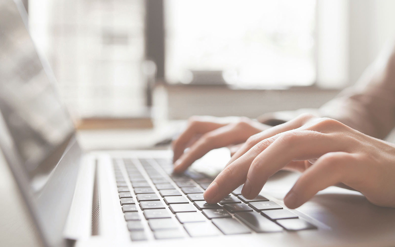 Hände am Laptop Online-Bewerbung
