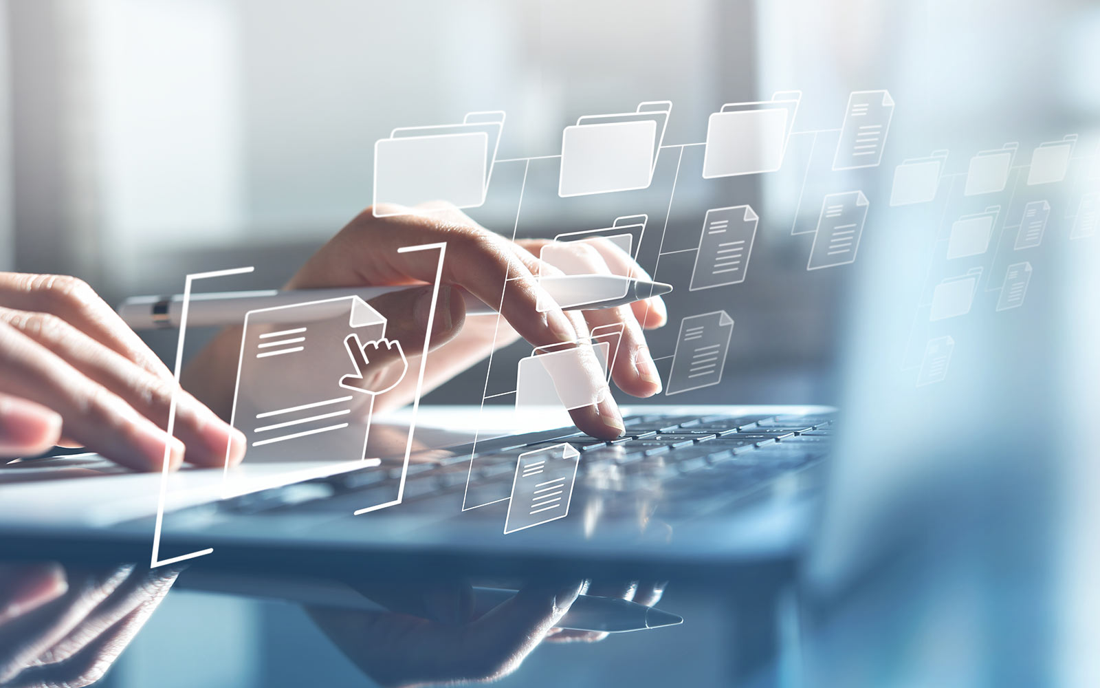 Hände am Laptop Archivierung digitaler Daten