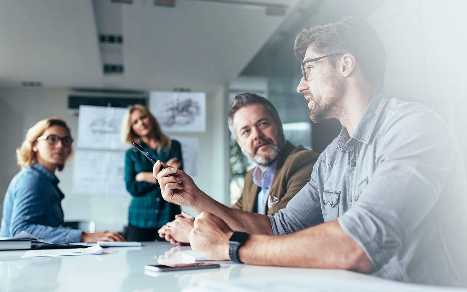 Mitarbeiter sprechen über Digitalisierungsmanagement