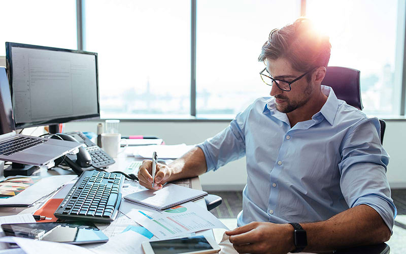 Mitarbeiter im Abrechnungsmanagement
