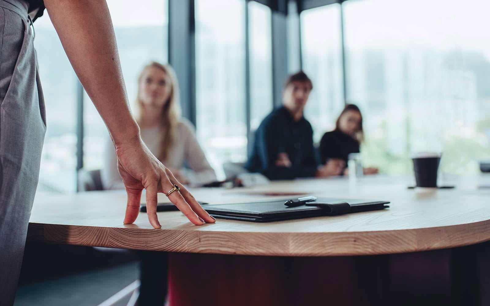 Frau steht am Tisch