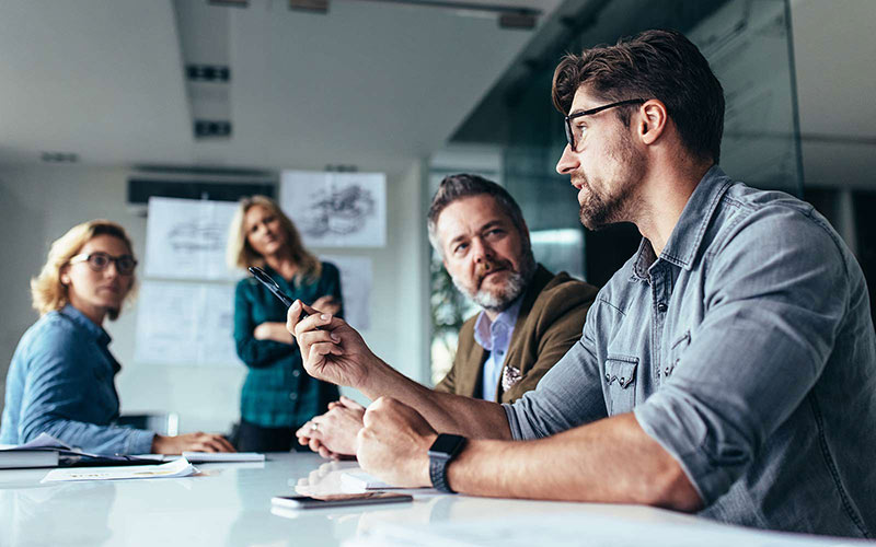 Mitarbeiter sprechen über Digitalisierungsmanagement